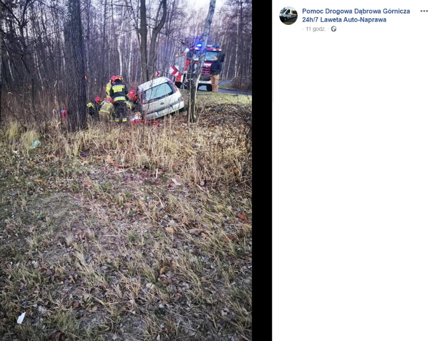 Na S1 w Dąbrowie Górniczej samochód wypadł z drogi i uderzył w drzewo [ZDJĘCIA]. Kierowca trafił do szpitala.