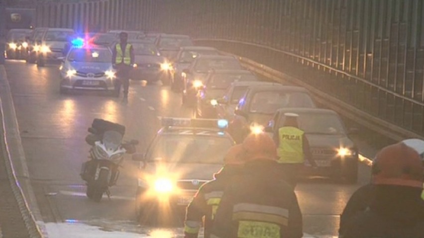 Most Gdański: spalony samochód, utrudnienia w ruchu [FOTO, WIDEO]