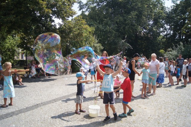 Bubble Day - dzień baniek mydlanych na placu 3 Maja w Radomsku