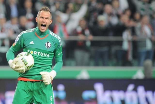 Legia Warszawa zremisowała bezbramkowo z Ruchem Chorzów w drugim meczu rundy mistrzowskiej piłkarskiej ekstraklasy. Mecz rozegrany został na Śląsku i nie był to najlepszy występ stołecznej drużyny. Bohaterem legionistów był bramkarz Arkadiusz Malarz, który uratował kilkukrotnie warszawski klub przed utratą bramki. Legia dalej lideruje piłkarskiej tabeli i utrzymała 3-punktową przewagę nad drugim Piastem Gliwice.