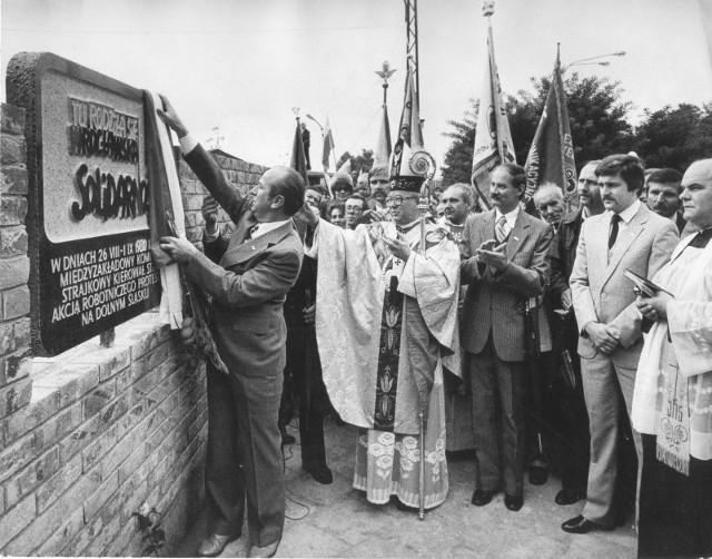 Jerzy Piórkowski odsłania tablicę upamiętniającą strajk w sierpniu 1980 roku w zajezdni autobusowej przy ulicy Grabiszyńskiej we Wrocławiu.