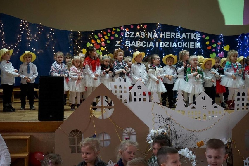 Dzień Babci i Dziadka w Buczu: przedszkolaki dały pokaz swoich talentów