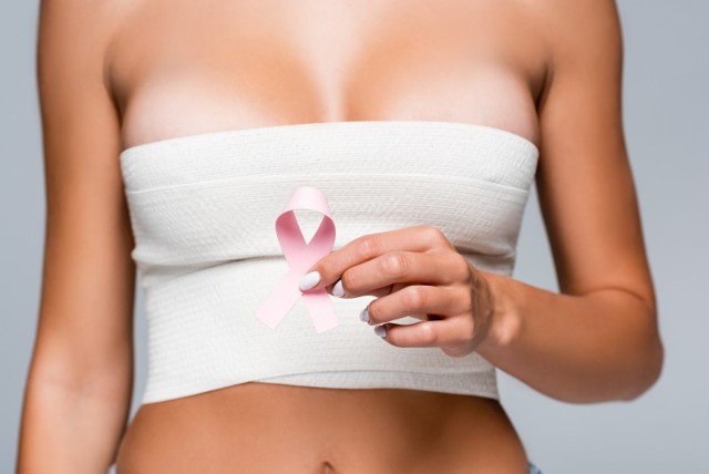 Gwiazdy, które poddały się mastektomii profilaktycznie lub w ramach leczenia nowotworu pokazują, że usuwając piersi, wygrały życie. Zobaczcie sami na kolejnych slajdach>>>