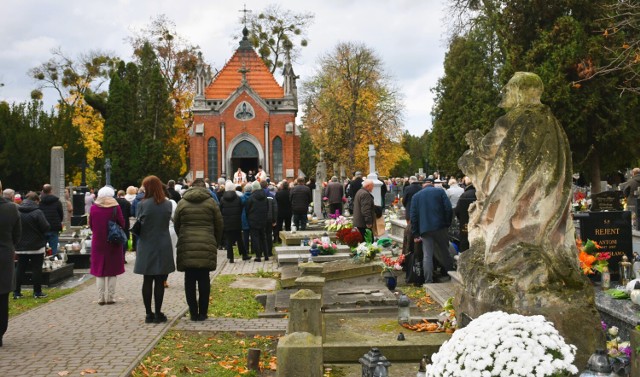 O godz. 12.00 w kaplicy na cmentarzu parafialnym przy ul. Lwowskiej w Chełmie odprawiona została msza święta.
