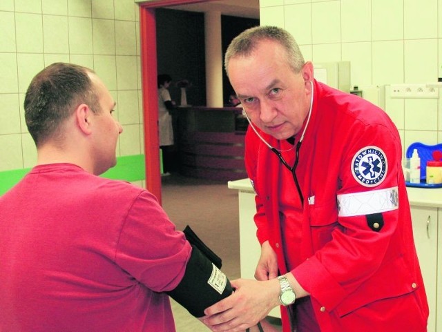 Henryk Wojtysiak od 30 lat pracuje w służbie zdrowia. Teraz chce zdobyć tytuł ratownika medycznego