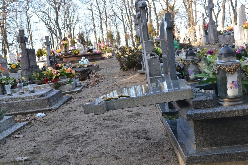 Cmentarz w Kozinie okradziony