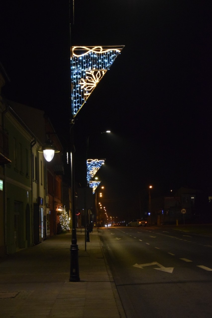 Nowe latarnie przy placu Wolności w Zduńskiej Woli [zdjęcia]