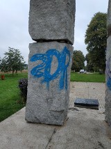 Zdewastowano pomnik „Ludziom Ziemi” w Jerzmanowej”. Gmina zawiadomiła policję
