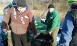 Członkowie Koła nr 120 Polskiego Związku Wędkarskiego ze Skoków wpuścili do jeziora ponad 100 kilogramów ryb 