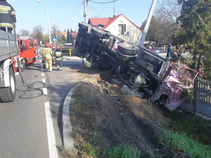 Na ulicy 3 Maja w Wieluniu wywróciła się ciężarówka. Kierowca został ranny [ZDJĘCIA]