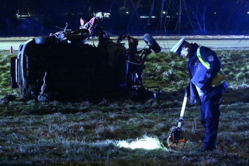 Śmiertelny wypadek na al. Sobieskiego (Mirków). Porsche zderzyło się z matizem. Nie żyje jedna osoba. Kierowca i pasaże porsche poszukiwani