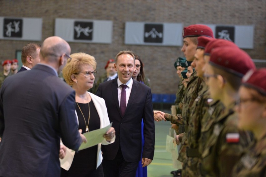 Opalenica: Dziesiąty rocznik rozpoczął naukę w klasach mundurowych [ZDJĘCIA]