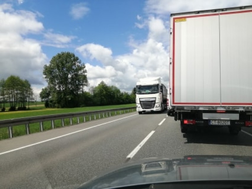 Wypadek w Srocku na DK 91: dwie osoby ranne. Samochód...