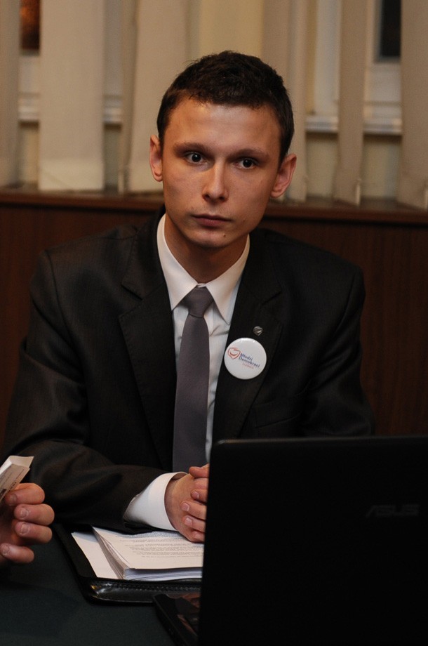 Sebastian Lelas bierze udział w obradach rady miejskiej