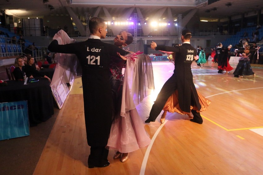 Walc i quickstep w hali MOSiR podczas tanecznych mistrzostw (ZDJĘCIA)
