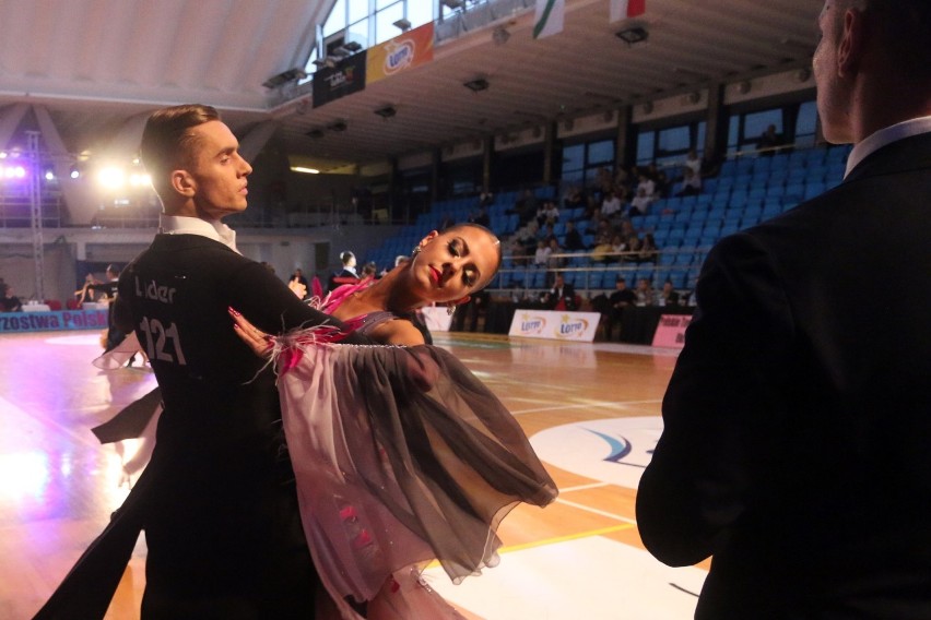 Walc i quickstep w hali MOSiR podczas tanecznych mistrzostw (ZDJĘCIA)