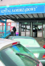 Kutnowscy policjanci robią porządek przed szpitalem, wejście do lecznicy jest często zastawione