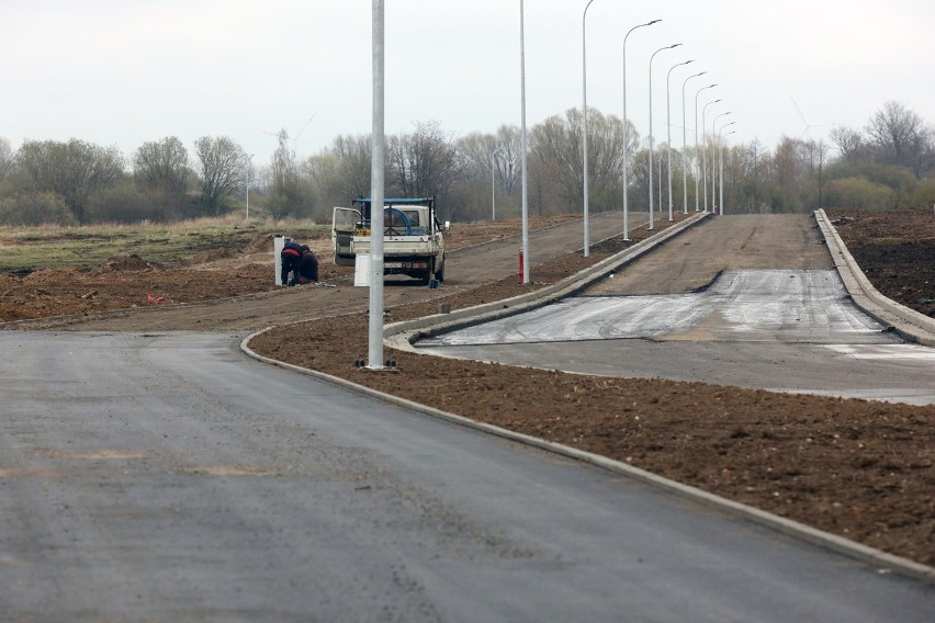 Budowane są nowe drogi na byłym lotnisku w Legnicy, zobaczcie zdjęcia