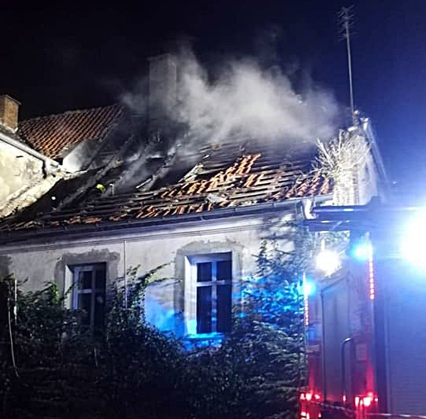Stara Dąbrowa. 7 rodzin poza domem po pożarze zabytkowego budynku. Ruszyła zbiórka na odbudowę dachu 