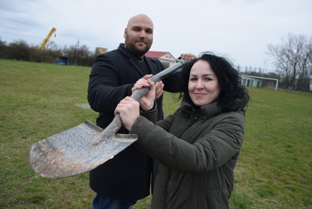 W piątek 16 kwietnia pierwszą łopatę wbili radna Paulina Szymotowicz i prezes Grizzlies Michał Chudy