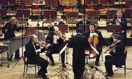 Kwartet Śląski i jego goście grają utwór Henryka Mikołaja Góreckiego.
