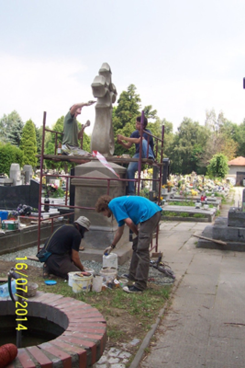 Wyremontowali pomnik na cmentarzu. 53 inne zabytki wciąż czekają na naprawy