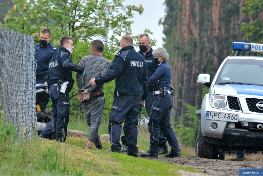 Policyjny pościg we Włocławku. Pijany na skuterze uciekał lasami na Zazamczu [zdjęcia]