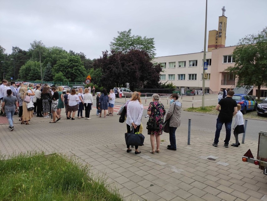 Policja zablokowała wejście do budynku. Na miejsce mają...