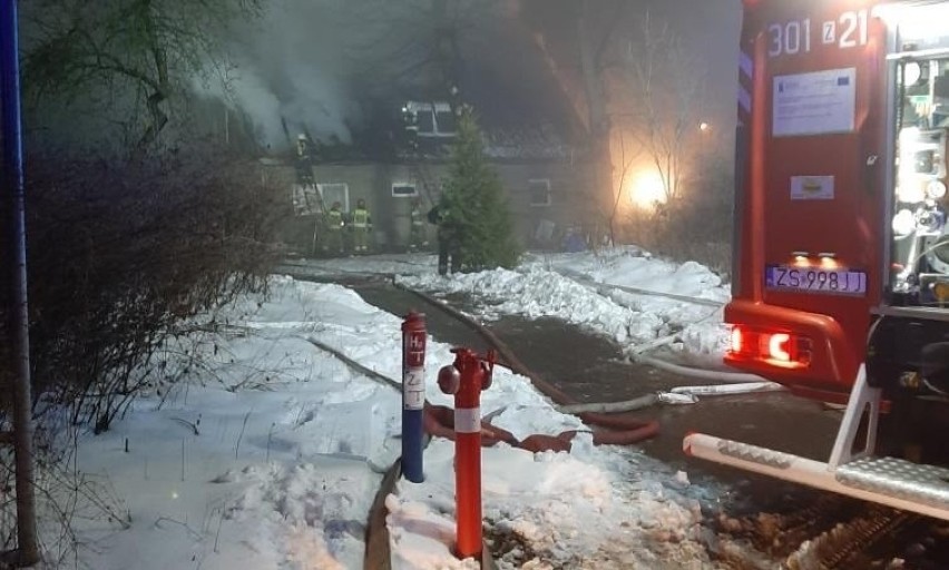Pożar domu jednorodzinnego w Pargowie w gminie Kołbaskowo. Spłonęło poddasze. ZDJĘCIA