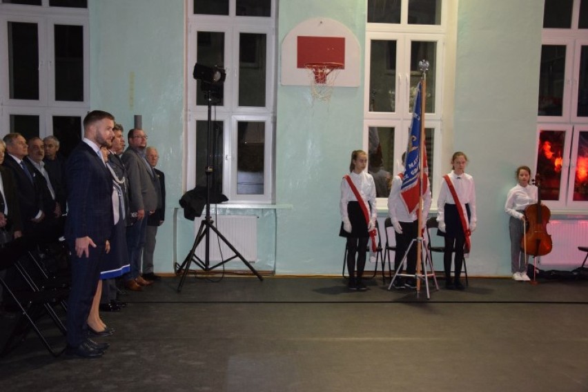 Pruszcz Gdański: Uczniowie klas trzecich SP nr 3 tańczą i śpiewając przedstawili drogę do odzyskania niepodległości [ZDJĘCIA, WIDEO]