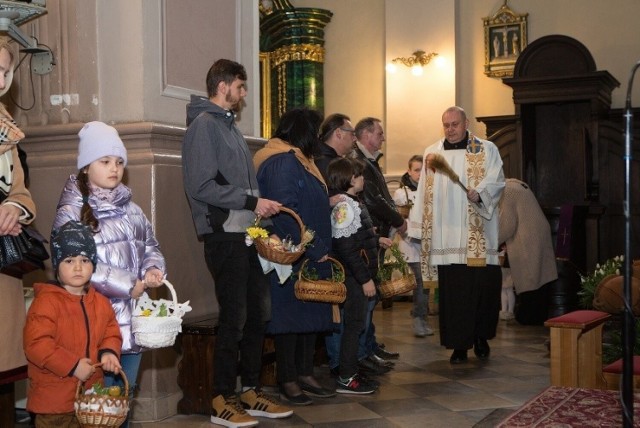 Święcenie pokarmów w kościele świętego Jana Apostoła i Ewangelisty w Pińczowie. >>>Więcej zdjęć na kolejnych slajdach