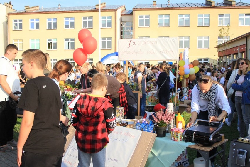 Konin. XII Piknik Konińskiego Pyrka odbył się tradycyjnie przy Szkole Podstawowej nr 9. Było smacznie i  ekologicznie na osiedlu chorzeń