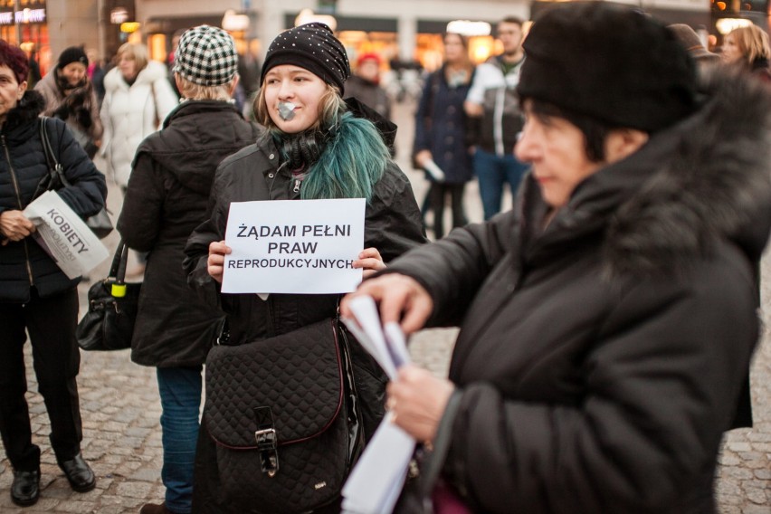 Kobiety znów wyszły na ulicę i walczą o swoje prawa. Nie...