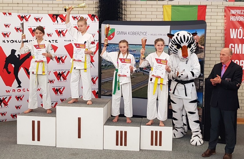 Radomsko: medale zawodniczek Klubu Karate Randori podczas turnieju w Kobierzycach [ZDJĘCIA]