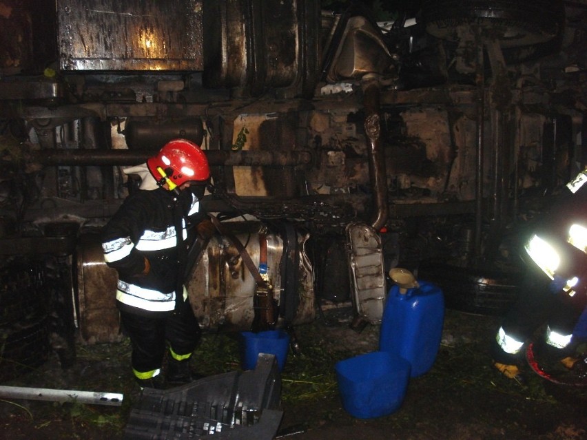 TIR w rowie przy drodze K11. Nastąpił duży wyciek oleju