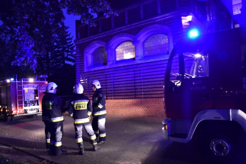 Poranny wyjazd strażaków do pałacu w Wąsowie