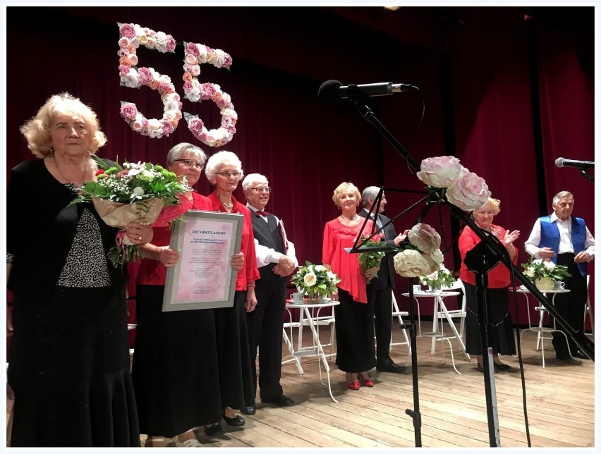 Klub Seniora Makowianka ma już 55 lat. Seniorzy 9.10.2021 obchodzili jubileusz klubu. Były gratulacje, kwiaty, prezenty. Zdjęcia
