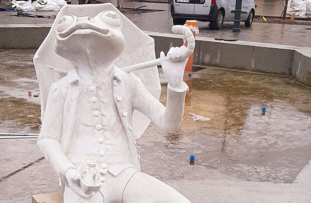 Żaba z parasolką poznała swoje docelowe miejsce przy powstającej fontannie na placu Wojska Polskiego