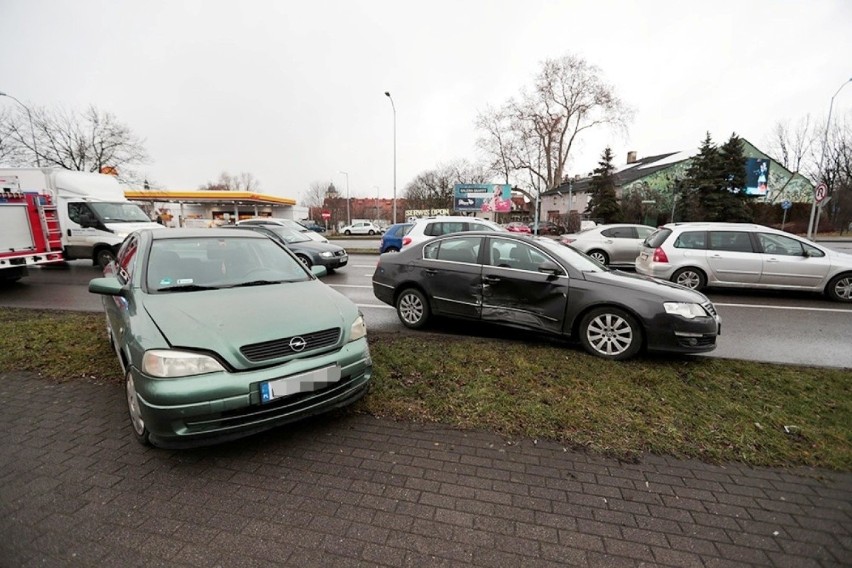 Auta zderzyły się w pobliżu galerii Focus Mall w Zielonej...