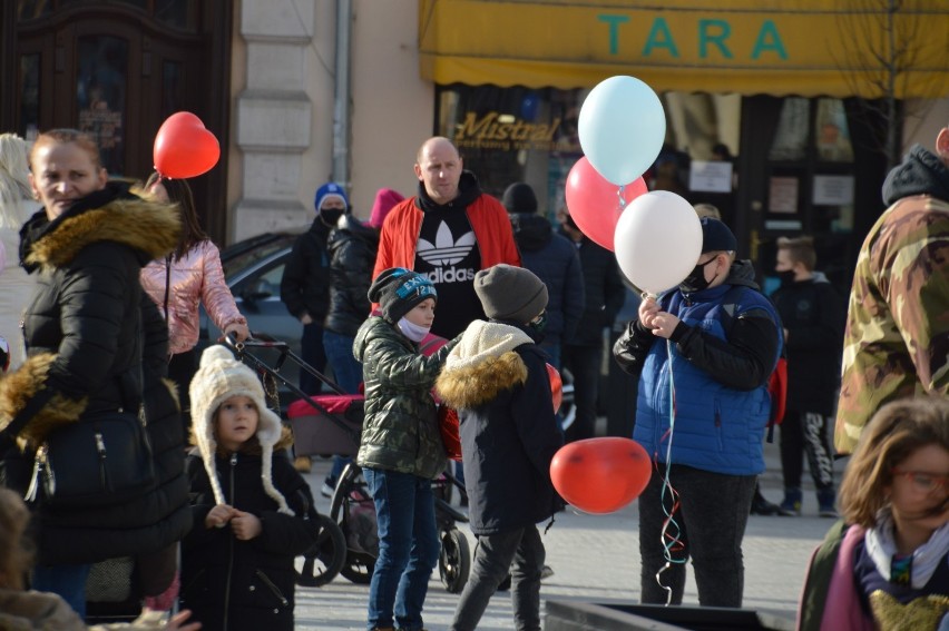 Rawicz pożegnał Marcelka. W akcji "Balonik dla Marcelka" na rawickim rynku wzięło udział kilkaset osób [ZDJĘCIA]