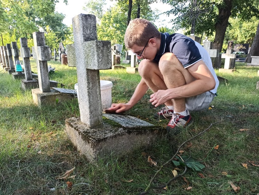 Kaliszanie czyszczą wojskowe mogiły na cmentarzu na Majkowie