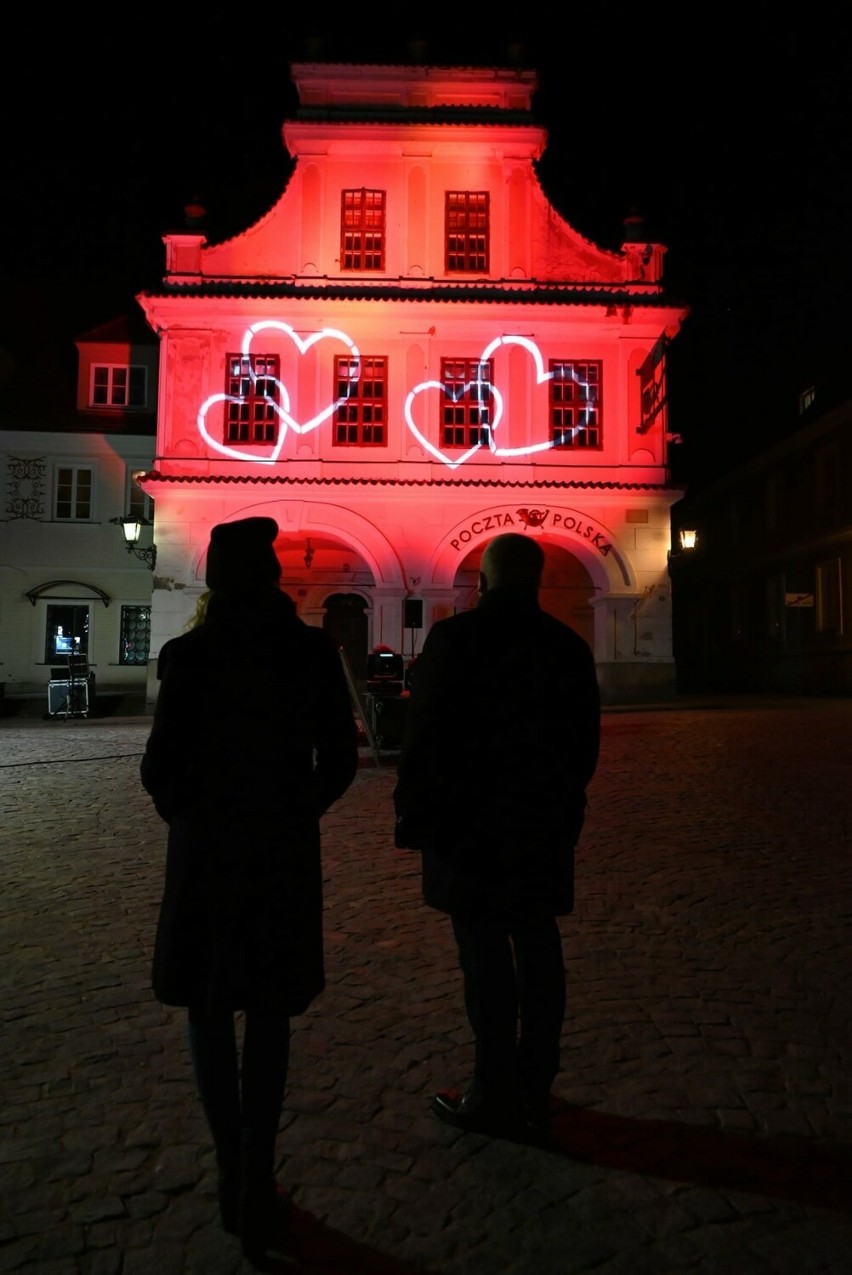 Walentynki w Sandomierzu były zachwycające. Spektakl i miłosne iluminacje. Zobaczcie zdjęcia  