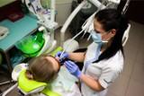 Tyle zarabia dentysta i stomatolog? Poznaj aktualne stawki 2021 