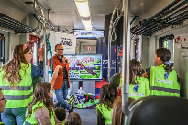 Kampania Kolejowe ABC II to zainicjowana przez Urząd Transportu Kolejowego druga edycja programu edukacyjnego z zakresu bezpieczeństwa na terenach kolejowych. Inicjatywa ta ma uwrażliwić uczniów, nauczycieli oraz rodziców na zasady bezpieczeństwa obowiązujące na przejazdach kolejowych, dworcach, peronach i w pociągach.
