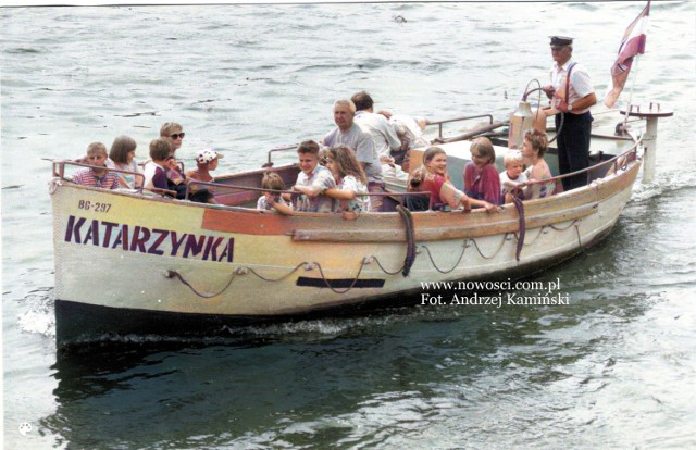 Zaczynamy od "Katarzynki", bo ona łączy pokolenia, a poza tym jest nam bliska, ponieważ nazwę swą zawdzięcza "Nowościom".

„Wczoraj zostaliśmy powiadomieni, że pierwszy rejs motorówką o wdzięcznej nazwie „Katarzynka” (to myśmy ją tak ochrzcili!) odbędzie się już w najbliższą sobotę o godz. 15.30 - informowała nasza gazeta we wrześniu 1968 roku. - Znając długie perypetie z przekazaniem łodzi odnieśliśmy się do tej informacji nieufnie, z pewną obawą, że Czytelnicy posądzą nas, iż wieść ta będzie przysłowiową kaczką dziennikarską. Okazuje się jednak, że tym razem naprawdę popłyniemy na Kępę Bazarową i to na dodatek pierwszą „flagową” jednostką toruńskiej floty. Łódź będzie bowiem miała proporzec z herbem Torunia i jak przystało na prawdziwy statek, flagę armatora, którym jest miejscowy oddział PTTK". 

Czytaj dalej. Przesuwaj zdjęcia w prawo - naciśnij strzałkę lub przycisk NASTĘPNE
