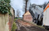 Remontują kolejną drogę w Brzegu Głogowskim. Prace w pobliżu kościoła