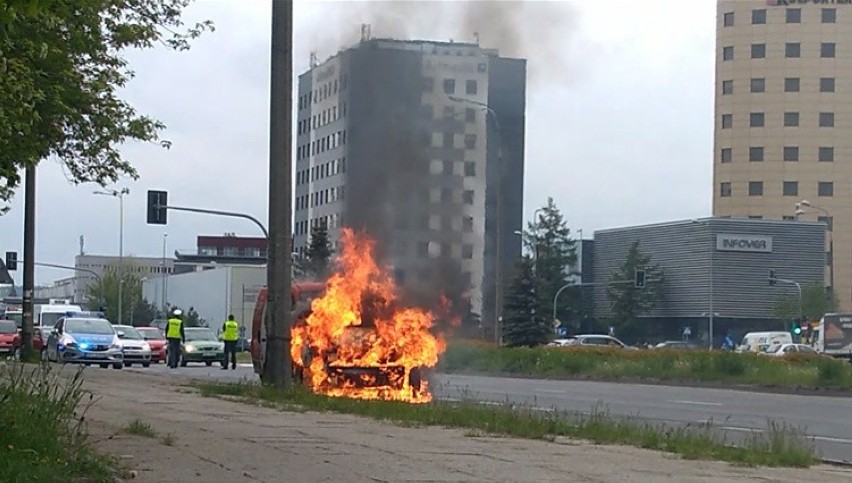 Spłonął samochód na ulicy Zagnańskiej w Kielcach (ZDJĘCIA)
