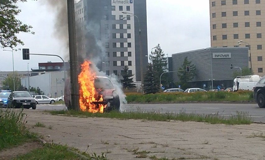 Spłonął samochód na ulicy Zagnańskiej w Kielcach (ZDJĘCIA)