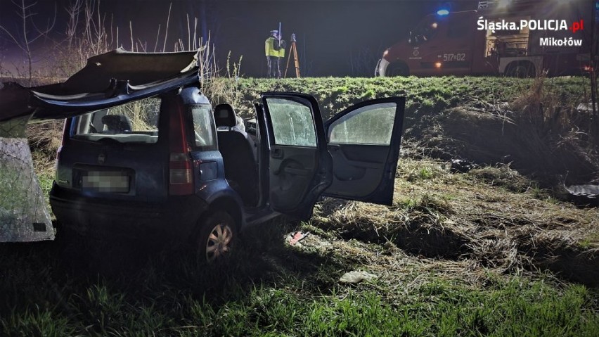 Wypadek w Mikołowie. 20-latek fiatem pandą uderzył w drzewo