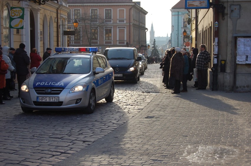 Tarnów. 10 lat temu zmarł nagle abp Józef Życiński. Tak w Tarnowie żegnano byłego ordynariusza i honorowego obywatela miasta [ZDJĘCIA]